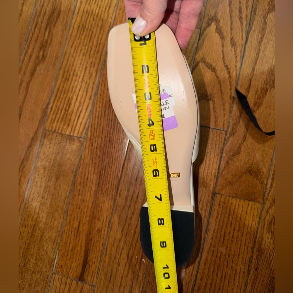 GUCCI Elegant White Slide Sandals - Picture 9 of 11